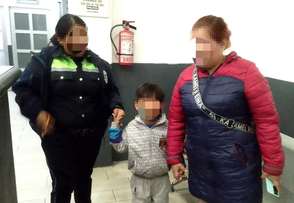 Policía de Chiautempan resguarda a niño que a medianoche caminaba en busca de sus padres